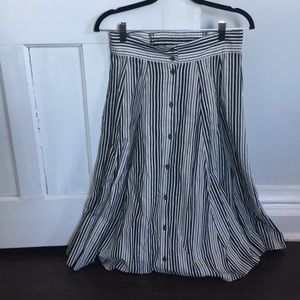 Universal threads skirt size small black & white